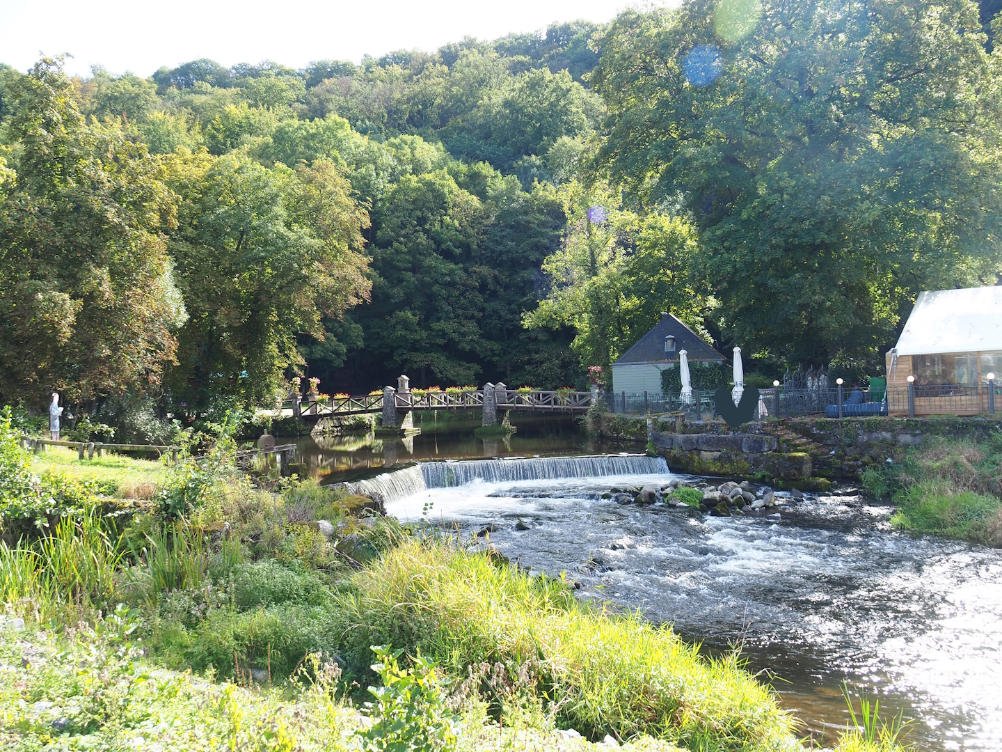 Bridge over the Lesse river to the pavilion restaurant, 2023-09-26