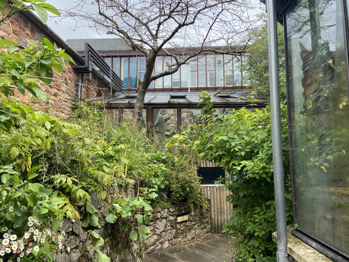 Bristol Zoo path to aquarium