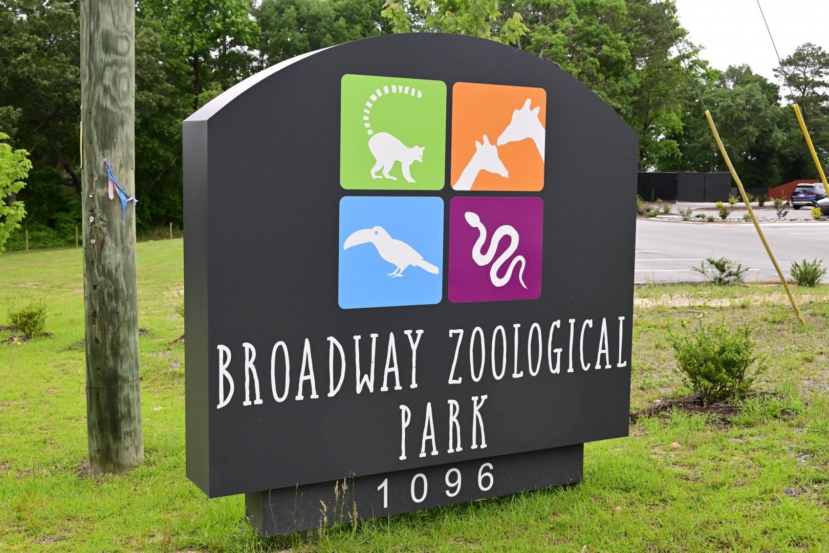 Broadway Zoological Park - Entrance Sign