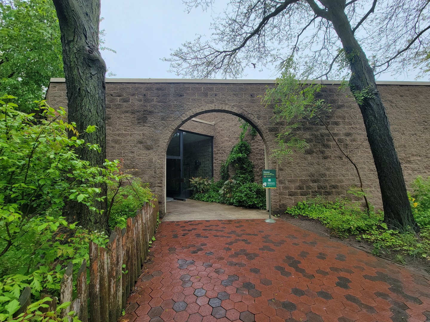 Bronx - Africa Trail, entrance to Carter Giraffe Building