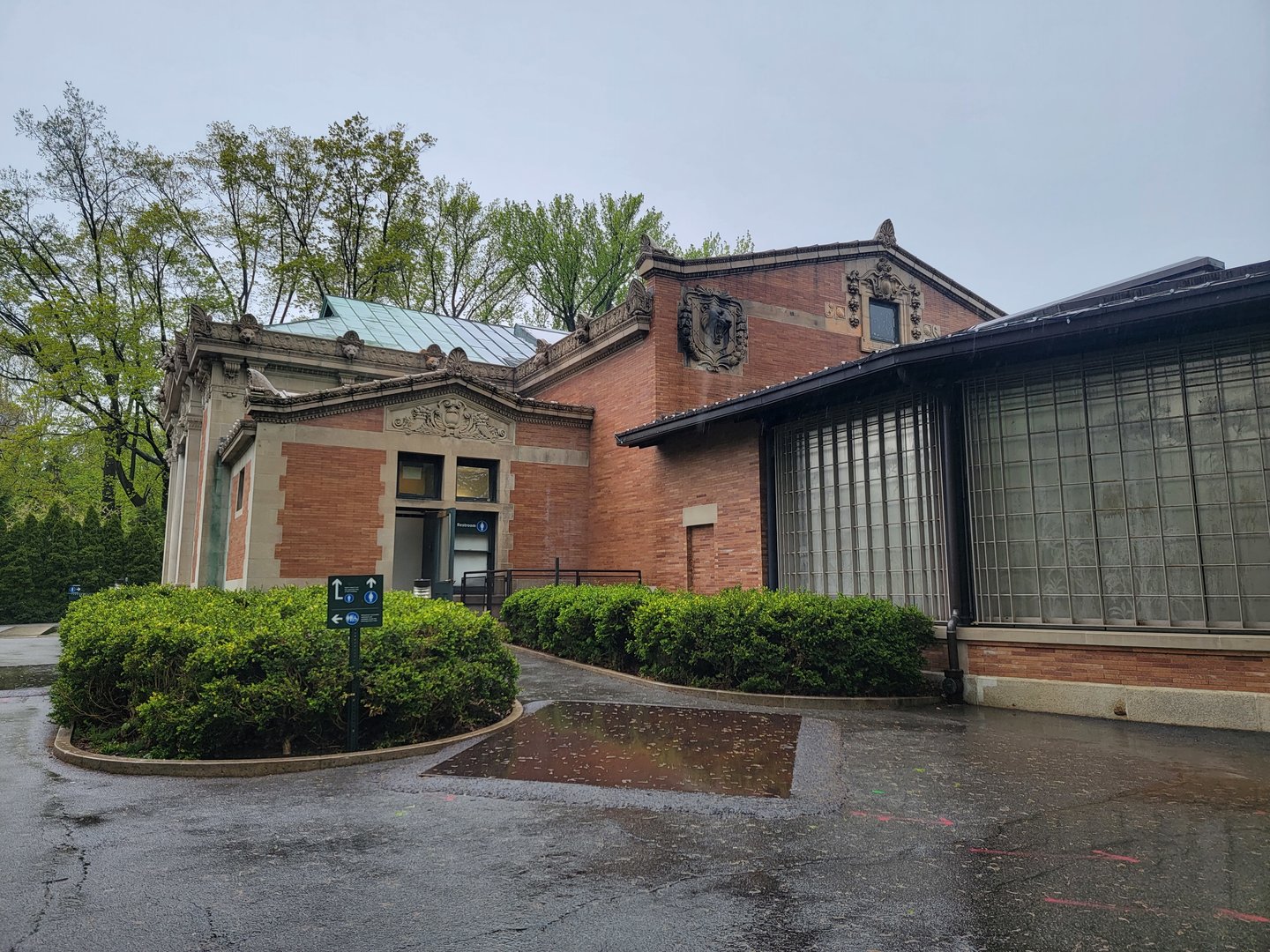 Bronx - Madagascar, door here is bathrooms