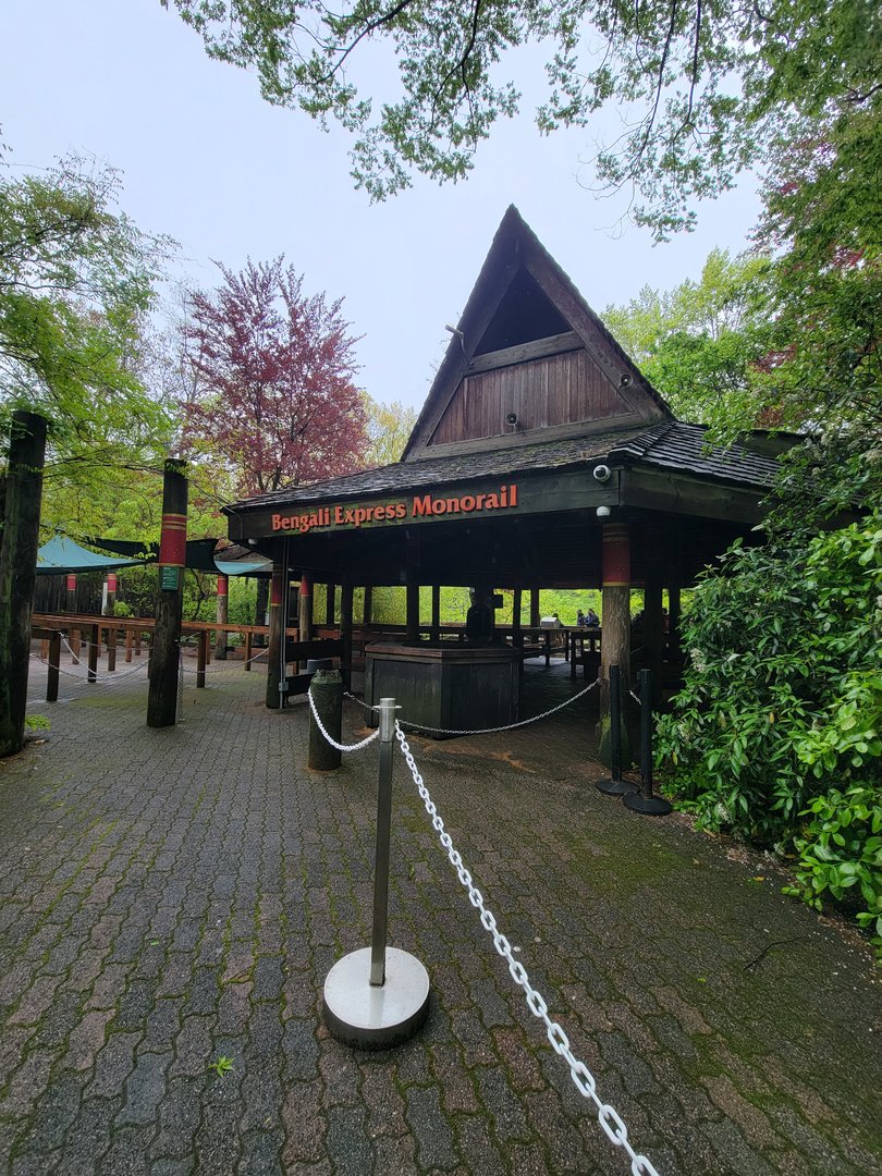 Bronx - Monorail, entrance