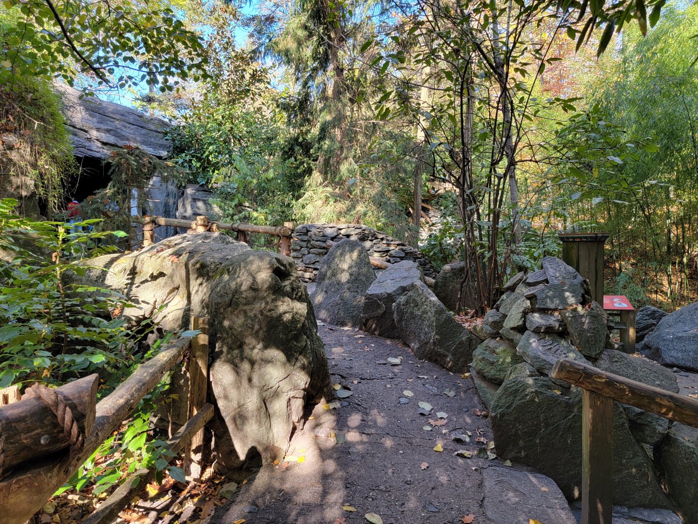 Bronx - Path between Snow Leopard exhibits