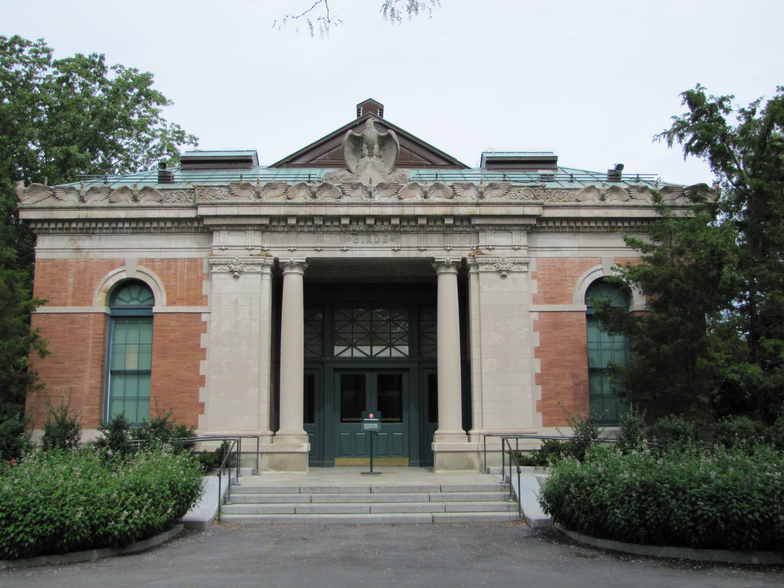 Bronx Zoo 2010 - First entrance of former Bird House on historic Astor Cour