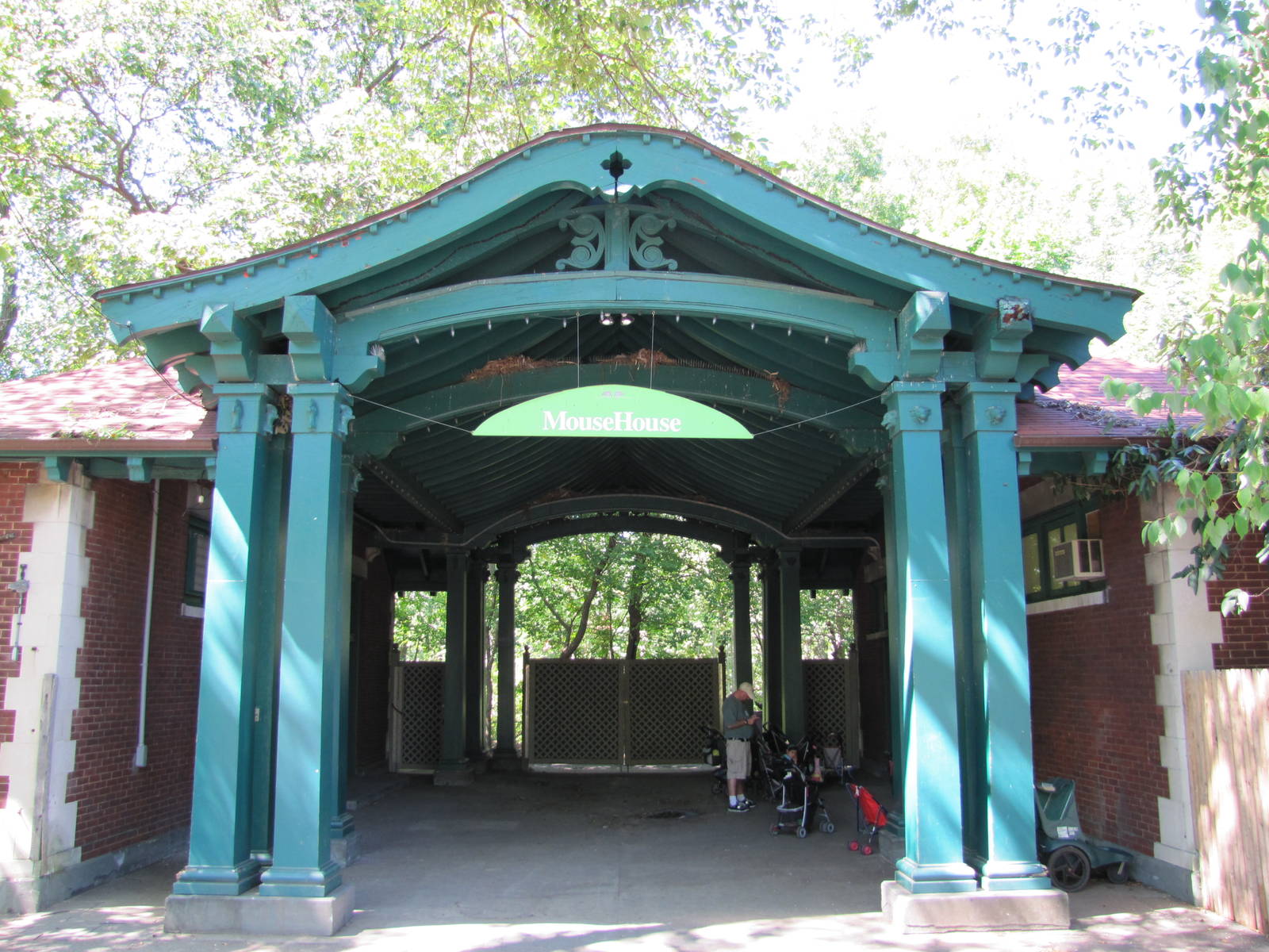 Bronx Zoo 2010 - Front of Mouse House