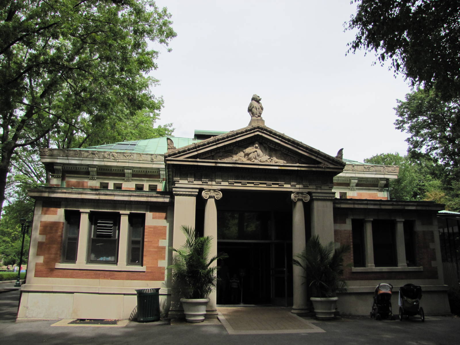 Bronx Zoo 2010 - Monkey House on historic Astor Court