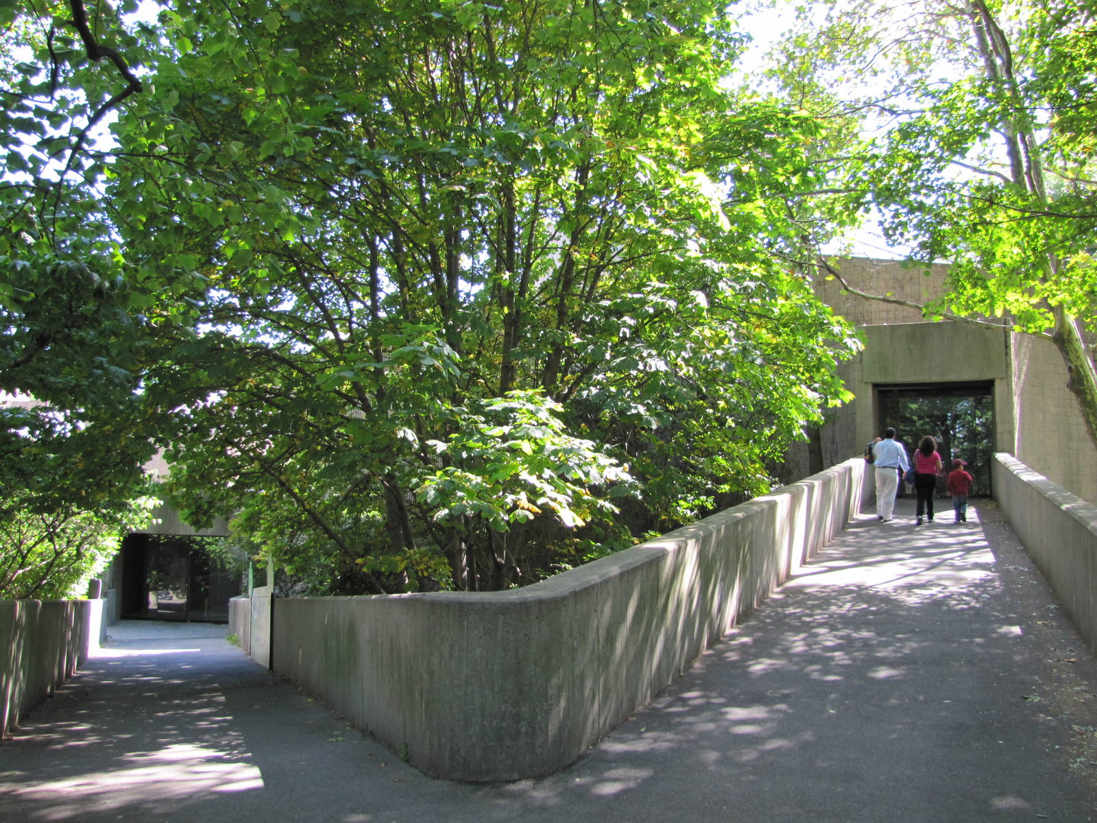 Bronx Zoo 2010 - Passage to second floor in World of Birds