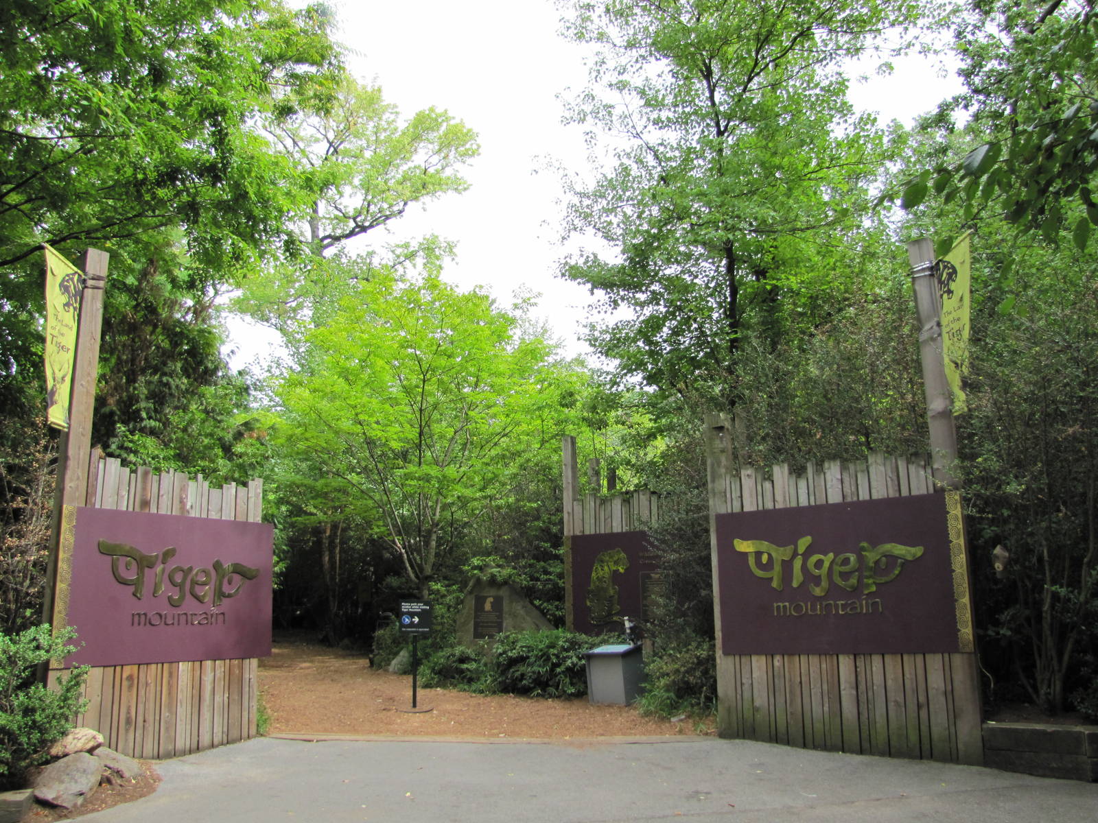 Bronx Zoo 2010 - Tiger Mountain entrance