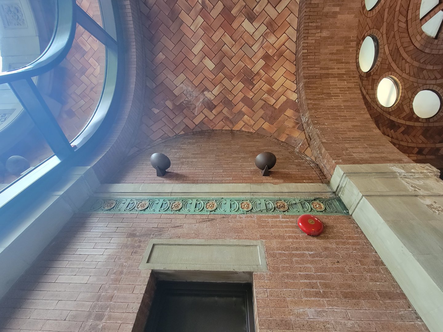 Bronx - Zoo Center, design details