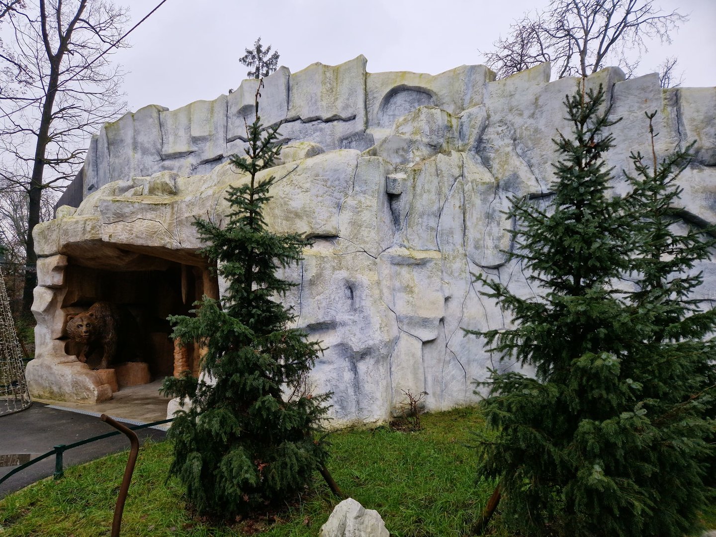 Brown Bear Mock rock Cave