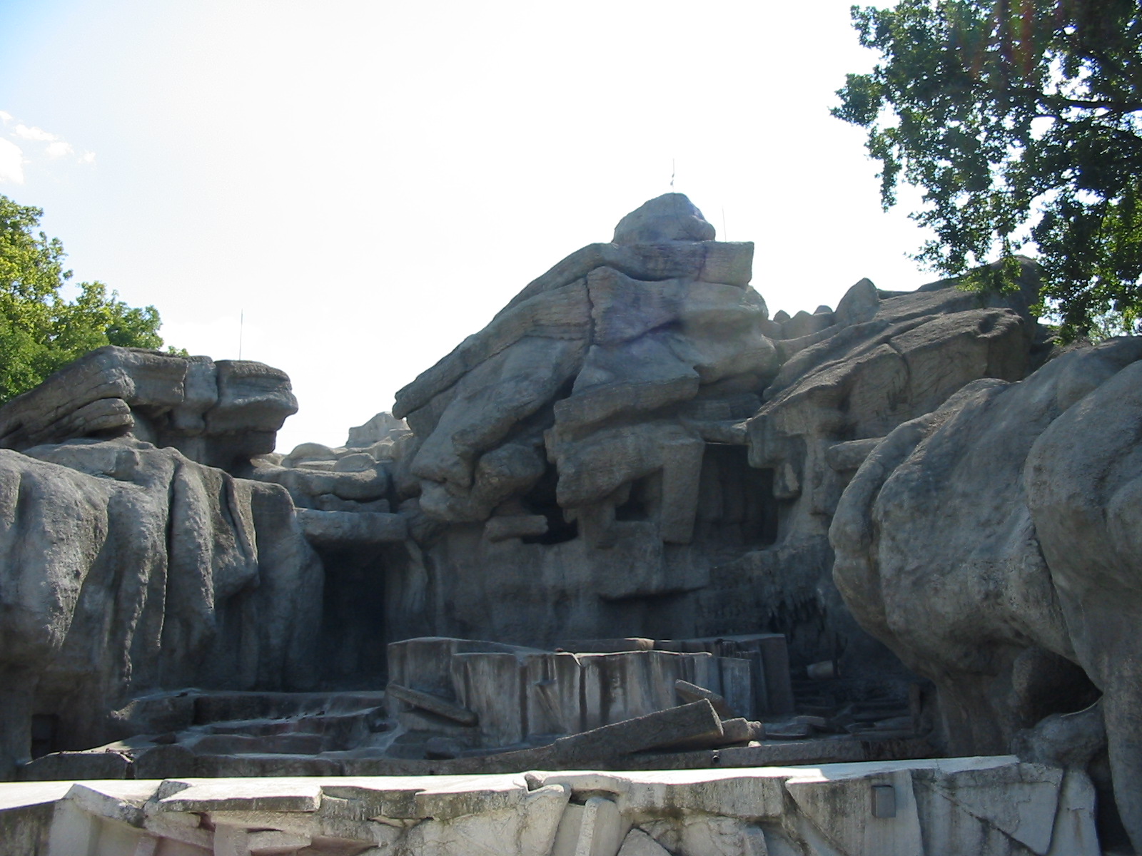Budapest Zoo 2003 - Hagenbeck-style old Polar Bear exhibit