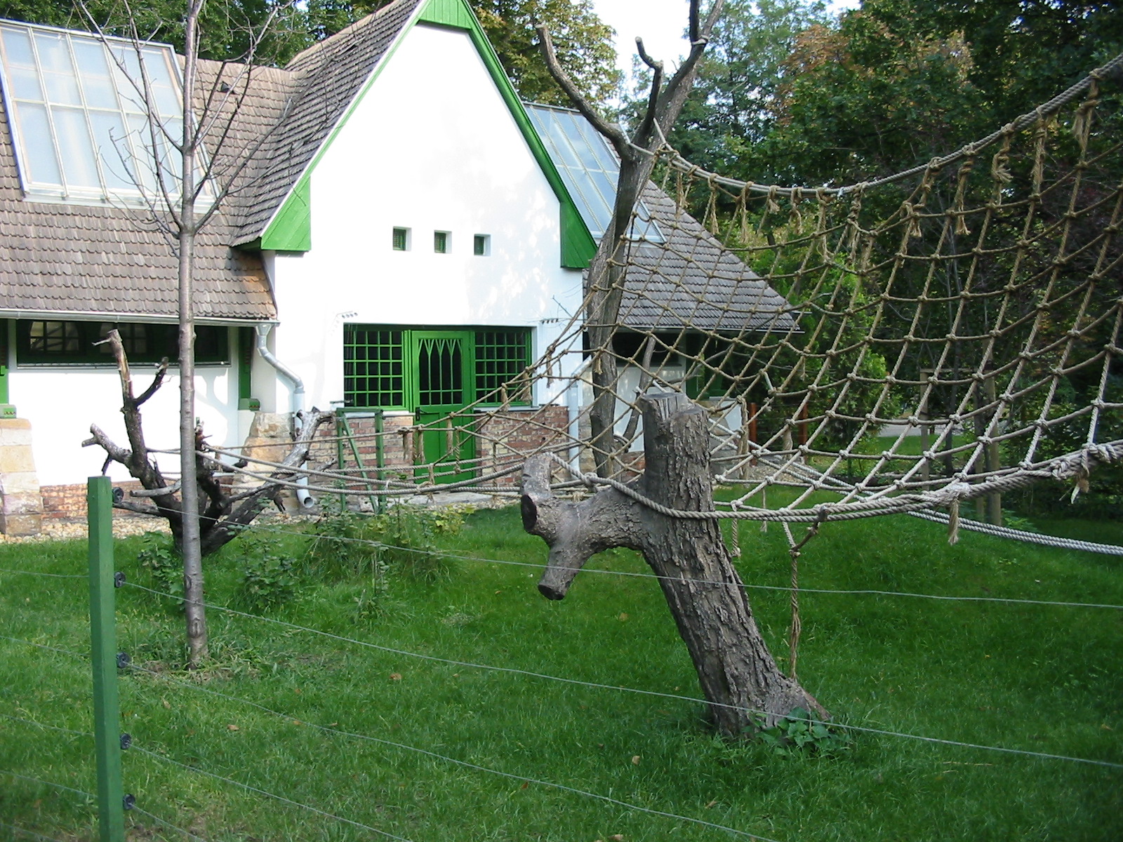 Budapest Zoo 2003 - New primate exhibit with hotwire