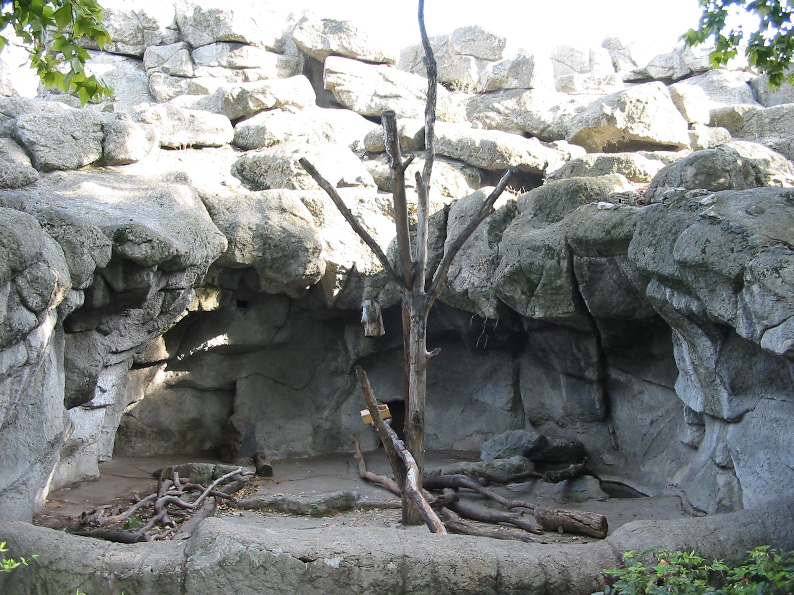 Budapest Zoo 2003 - Old Bear exhibit on the historic Central Rock