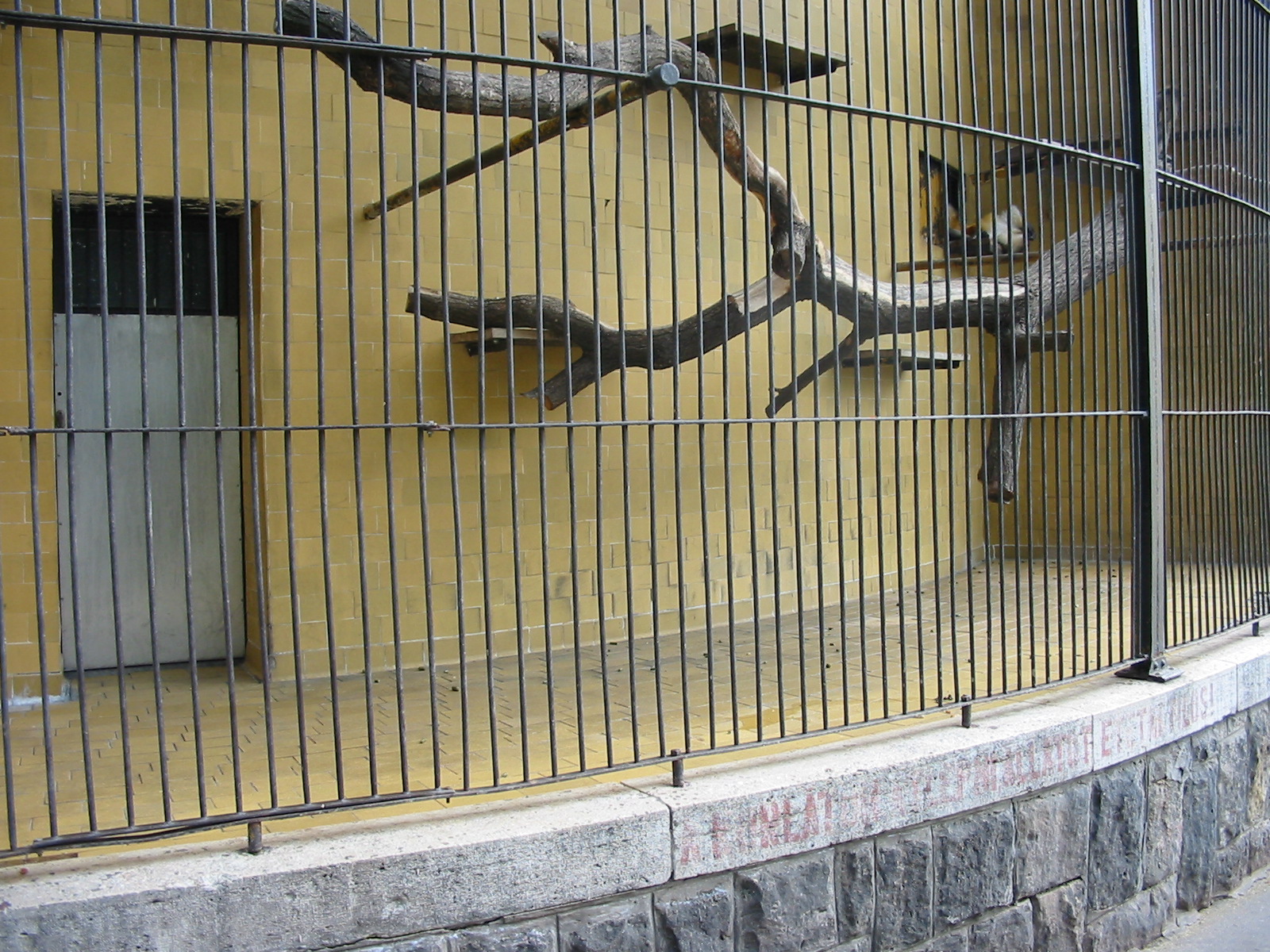 Budapest Zoo 2003 - Old primate cage