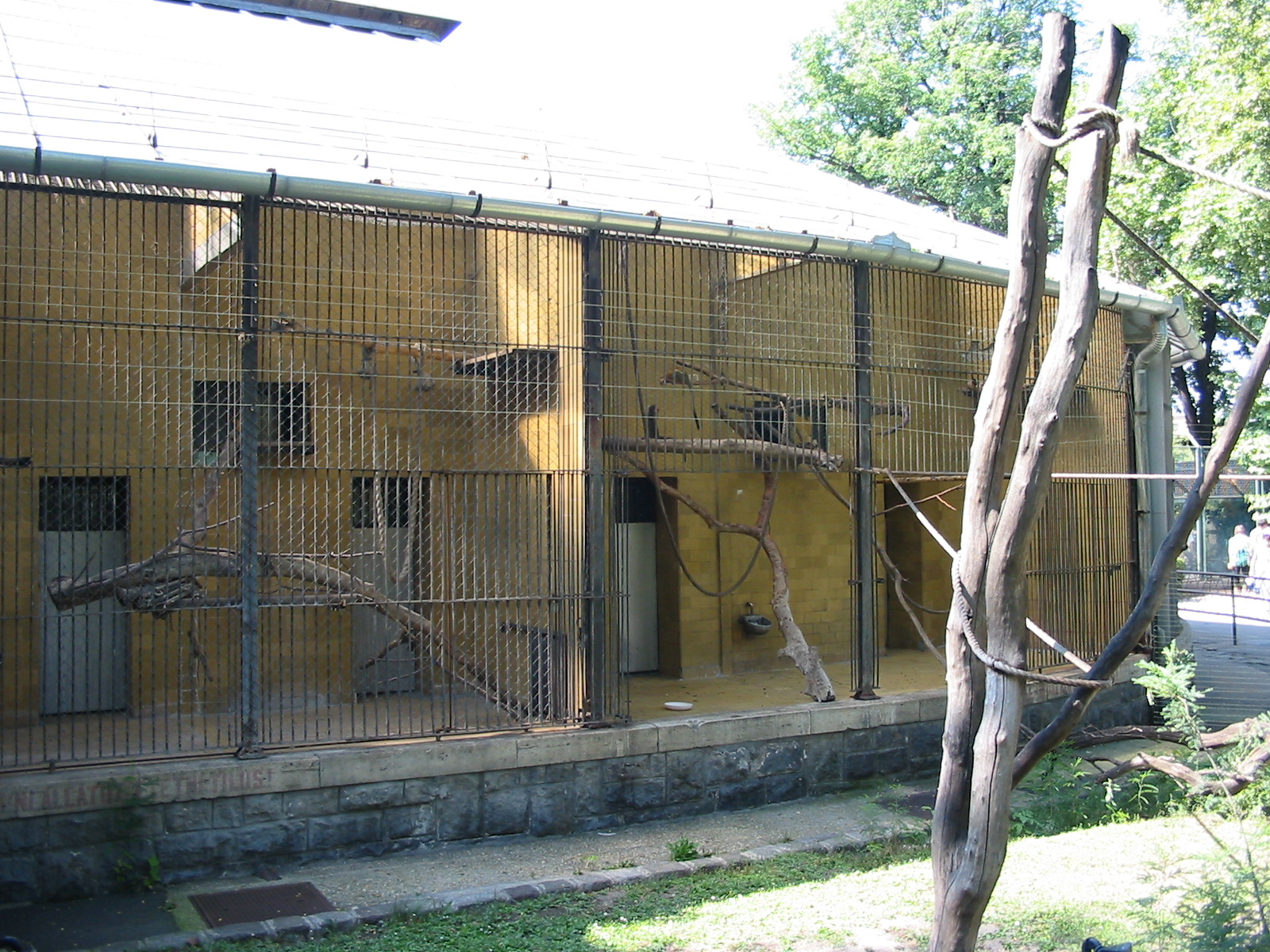 Budapest Zoo 2003 - Old primate cages