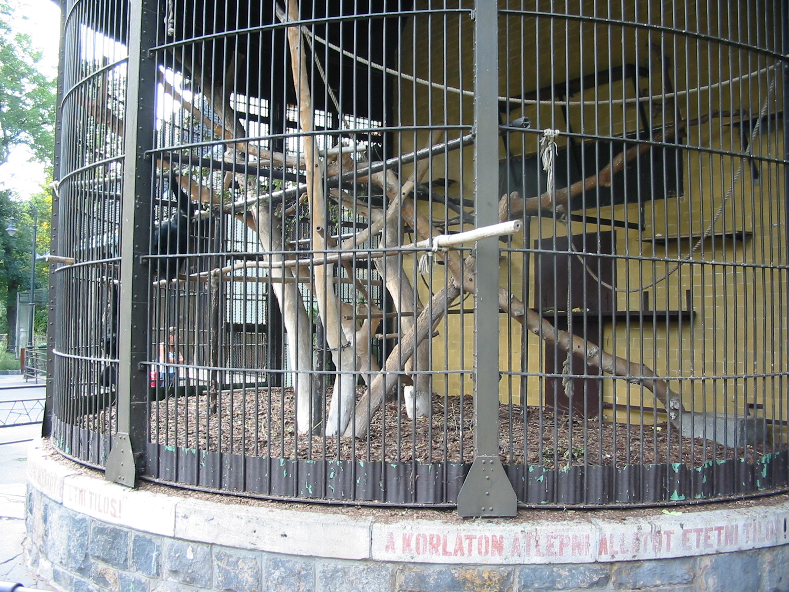 Budapest Zoo 2003 - Old primate cages