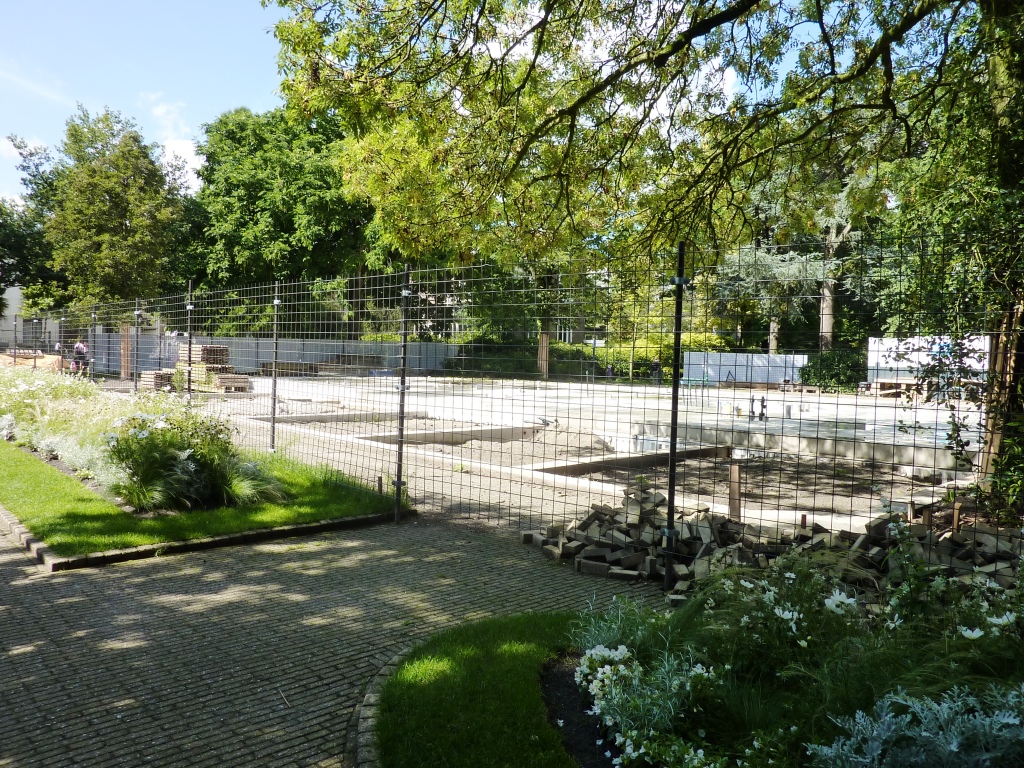 Building a new aviary Artis August 2010