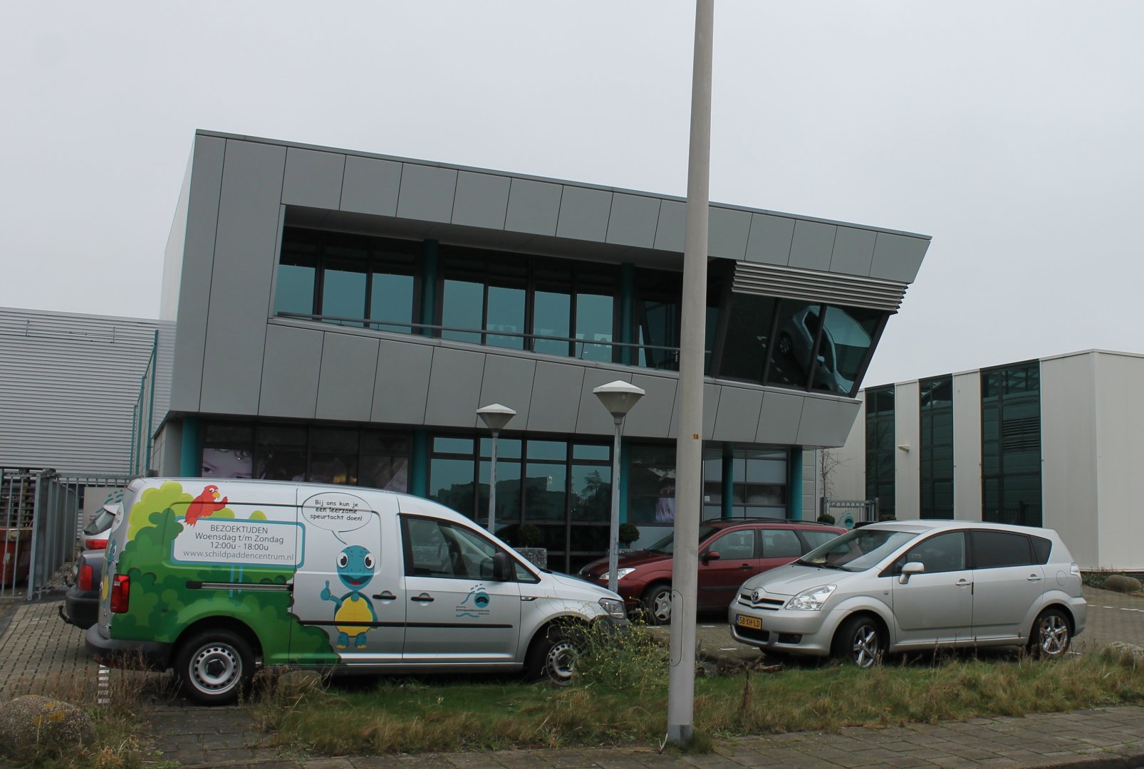 Building and Zoo-car