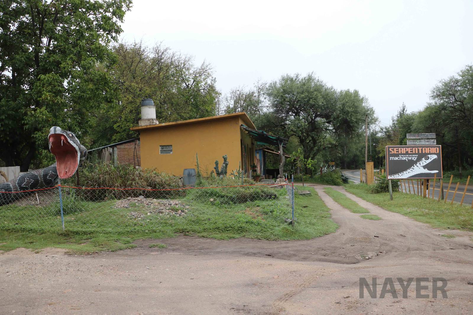Building exterior, Serpentario Machaqway - April 2016.