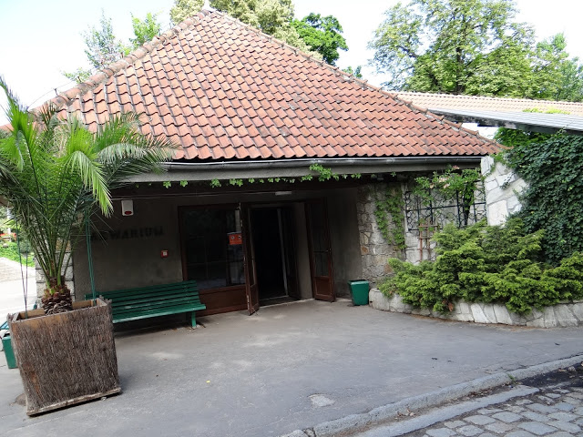 Building of the aquarium - entry