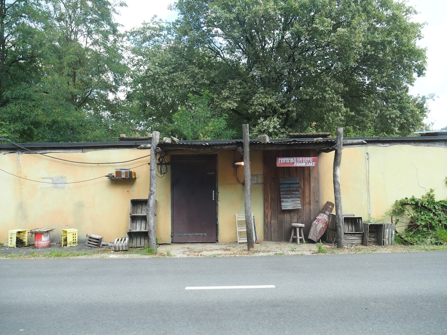 Building with theming at the entrance of the car safari, 2023-08-15