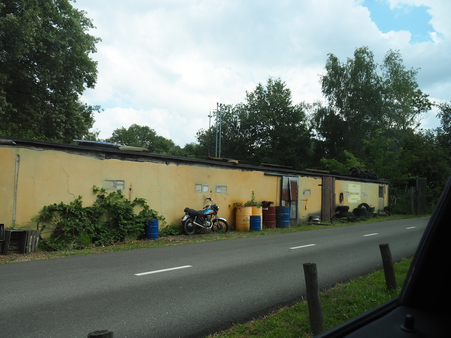 Building with theming at the entrance of the car safari, 2023-08-15
