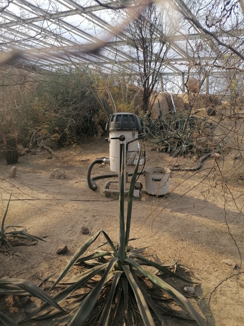 Burgers' Desert R2D2