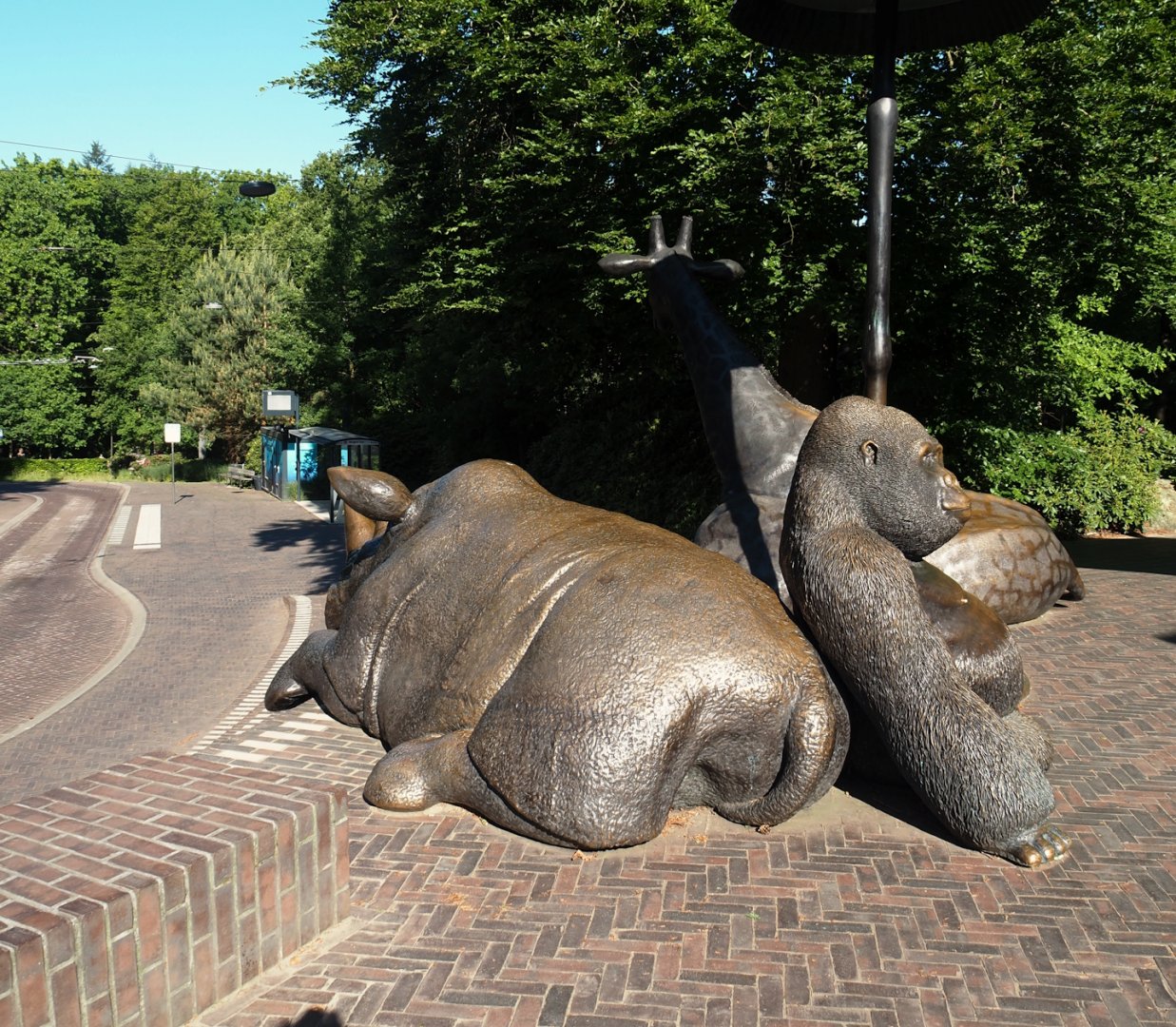 Bus stop and statues by the entrance, 2025-05-17
