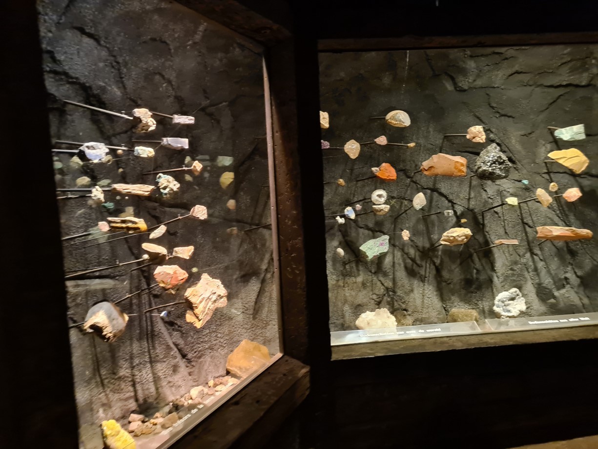 Bush/Desert tunnel - "Treasures of the underground" minerals display