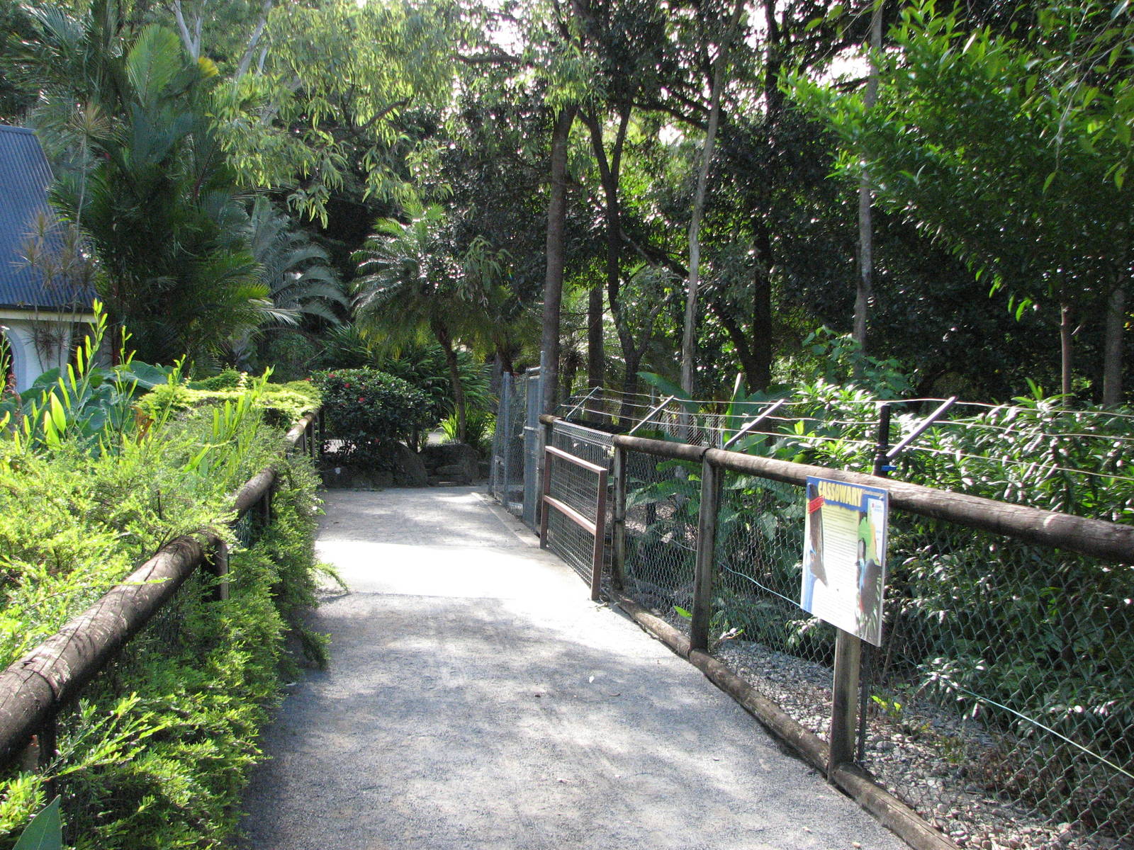 Cairns Tropical Zoo 2007 - Passage between exhibits