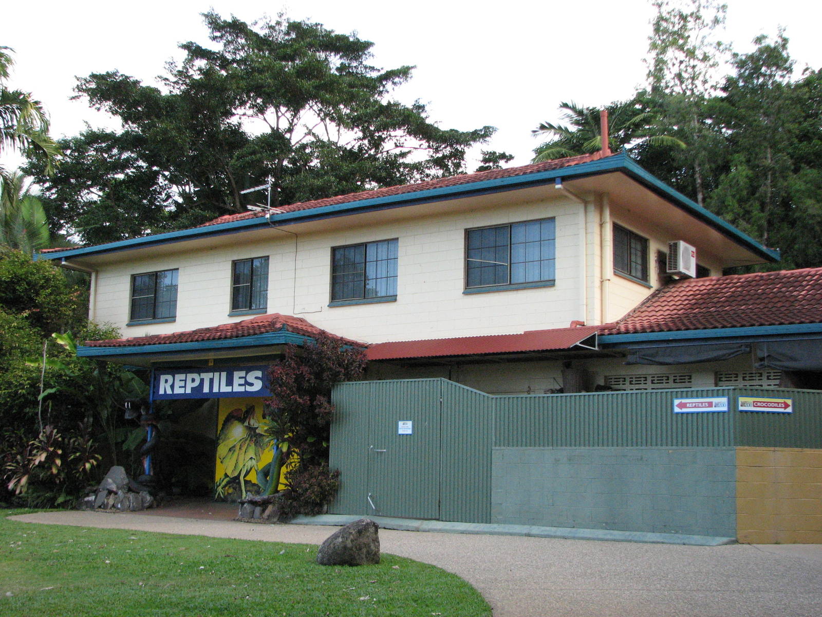 Cairns Tropical Zoo 2007 - Reptile House