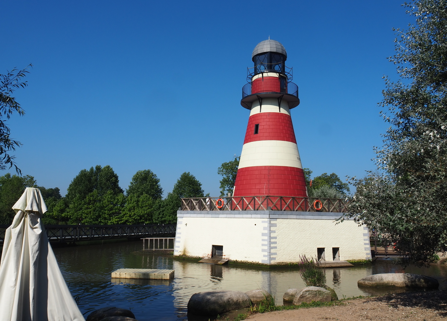 Cambron-by-the-Sea Lighthouse and part of the Eastern Atlantic harbour seal and African penguin exhibit, 2021-09-03