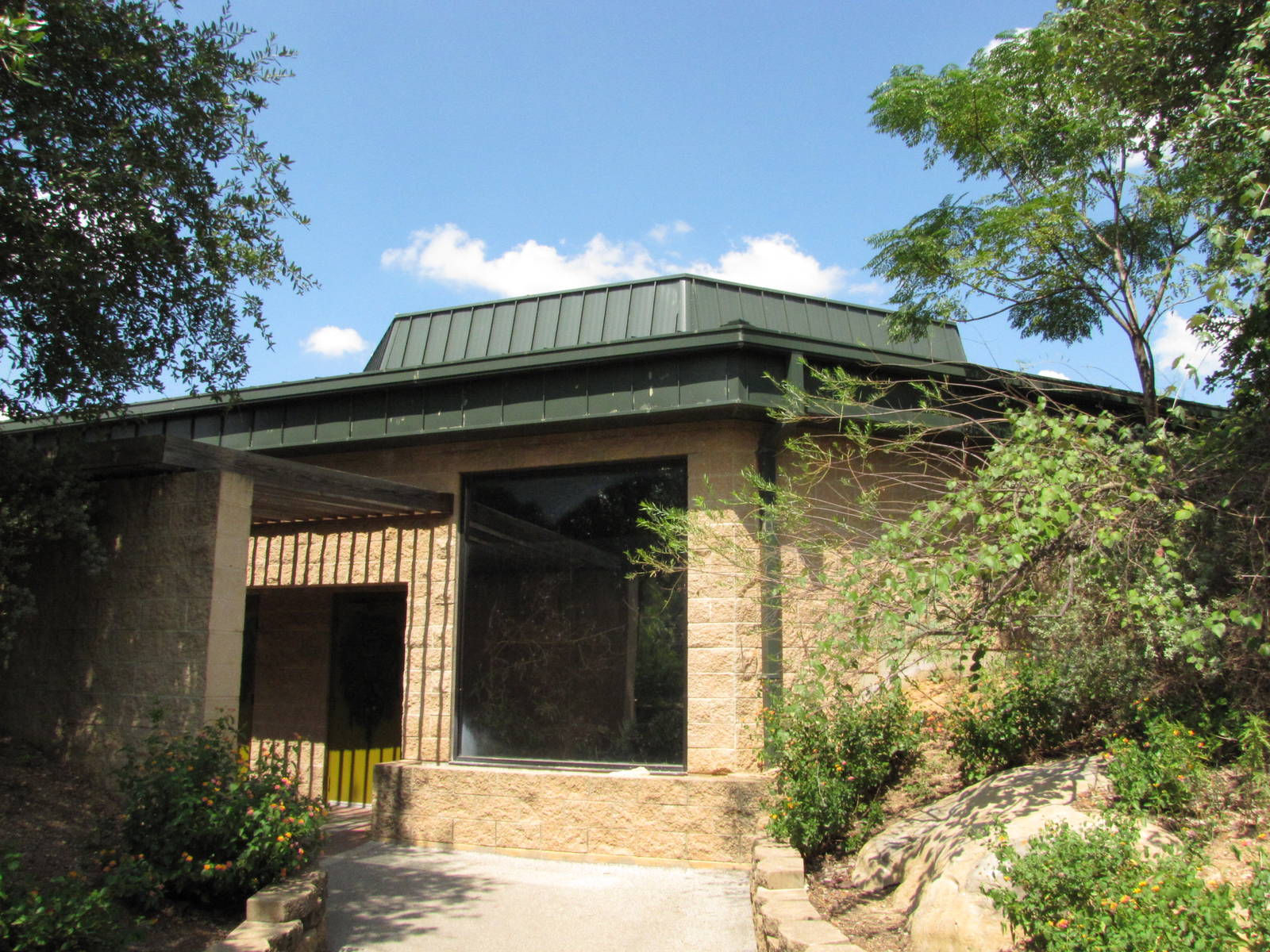 Cameron Park Zoo 2010 - Front of the Reptile House