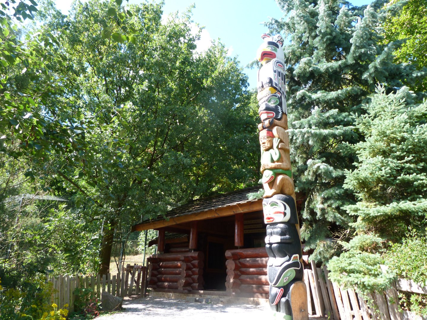 Canadian lynx and Striped skunk viewing area -Zoo Plzeň (2025)