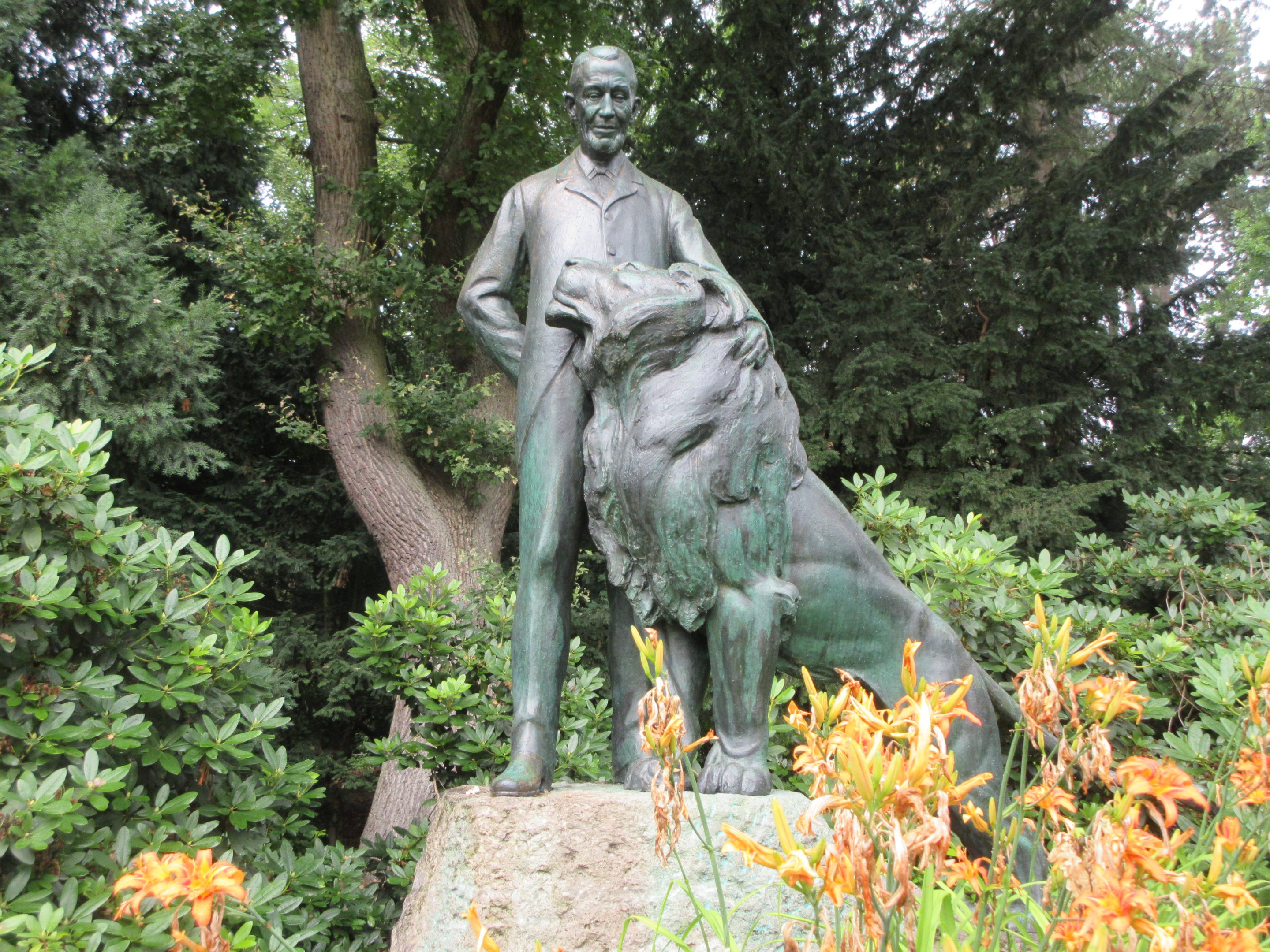 Carl Hagenbeck Statue