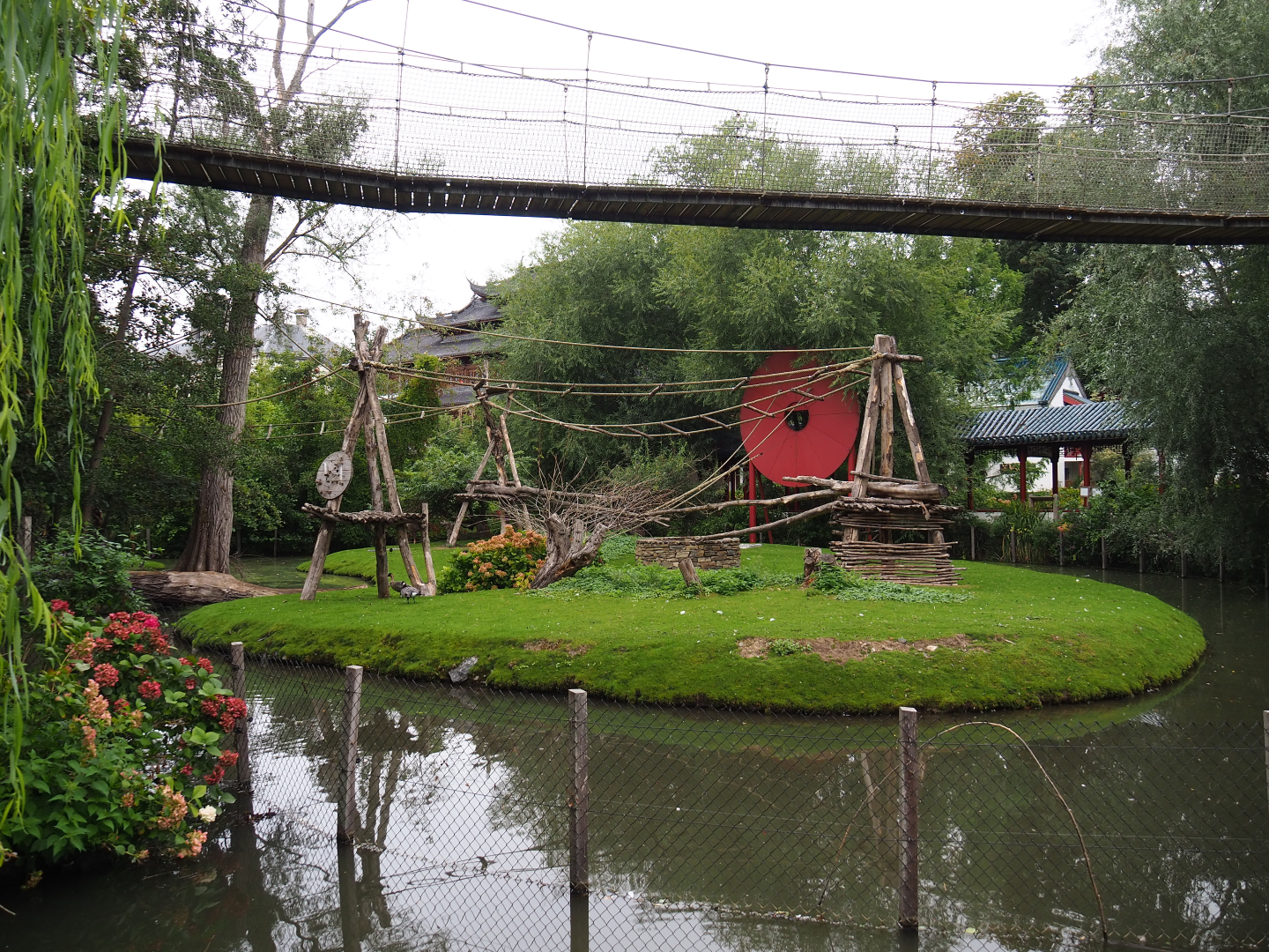 Central Chinese goral and Southern Yellow-cheeked gibbon exhibit, 2020-09-03