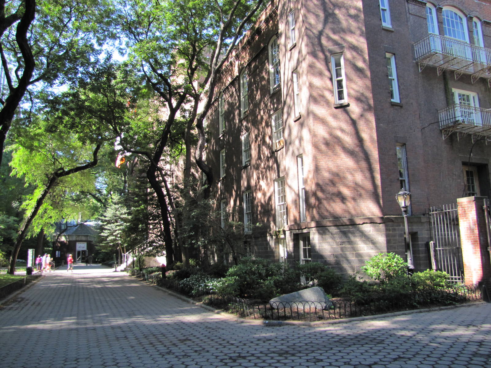 Central Park Zoo 2010 - Alongside the Arsenal towards the gift shop