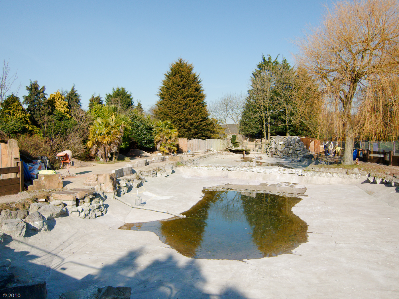 Chester Zoo Giant Otter Pool - 04/03/2010
