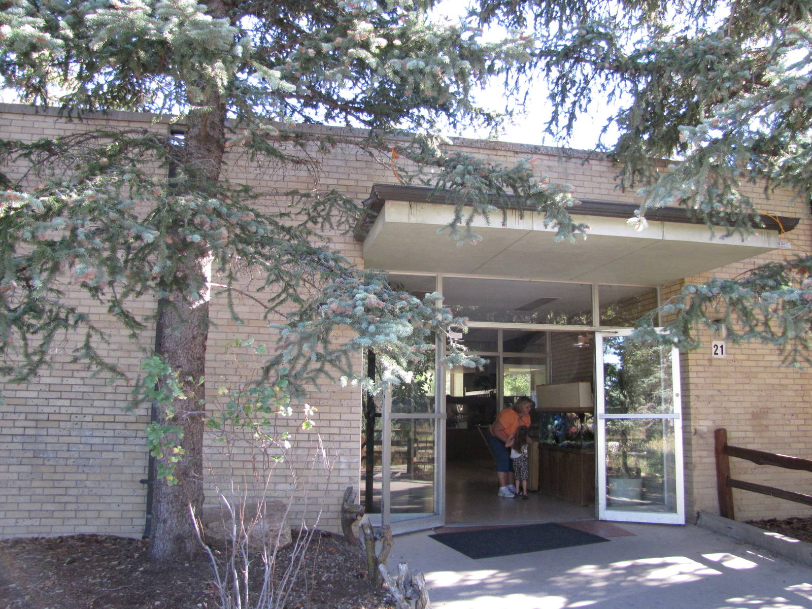 Cheyenne Mountain Zoo 2010 - Entrance to the Aquatics building