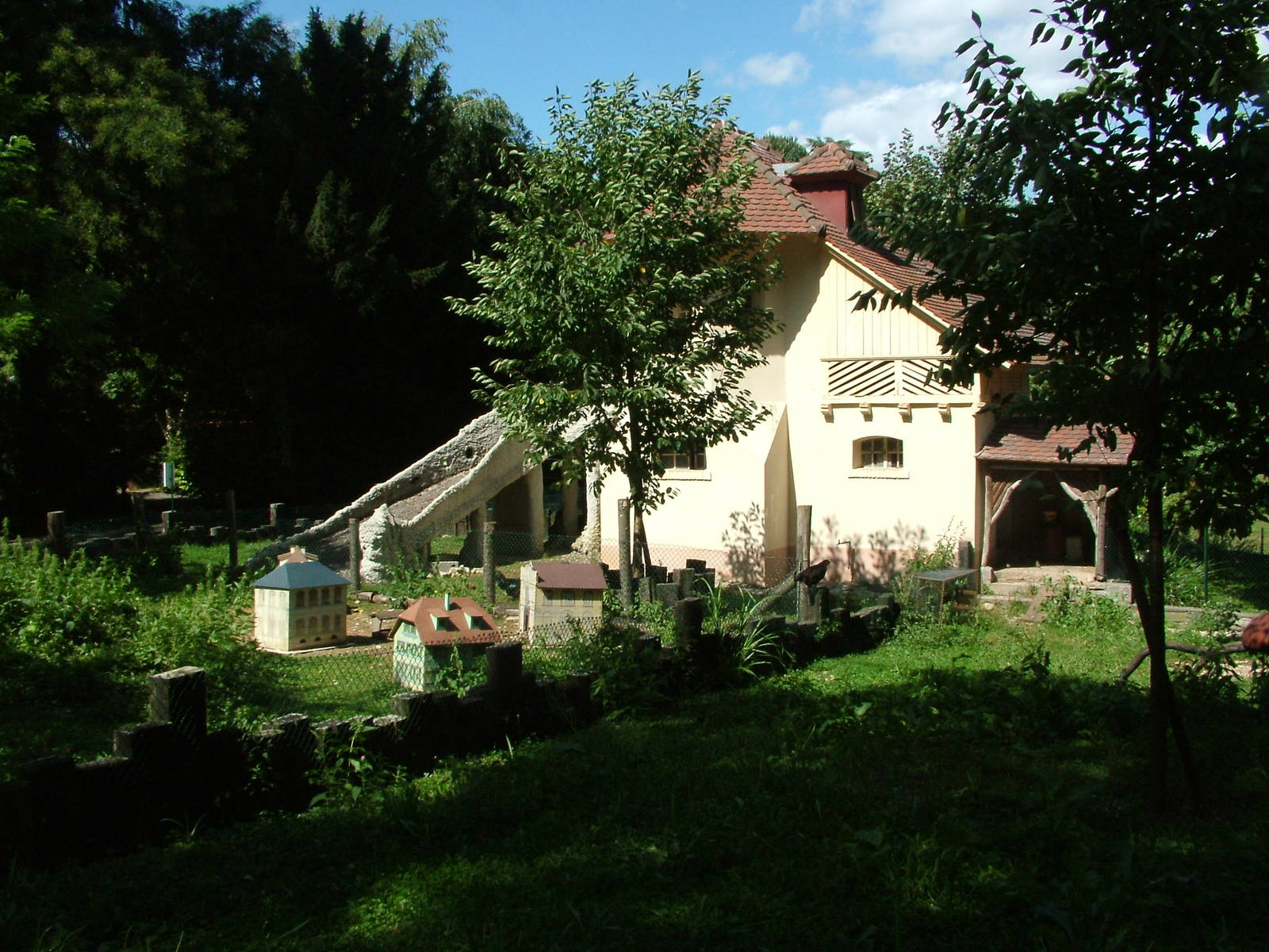 Chicken pens at Mulhouse 29/08/09