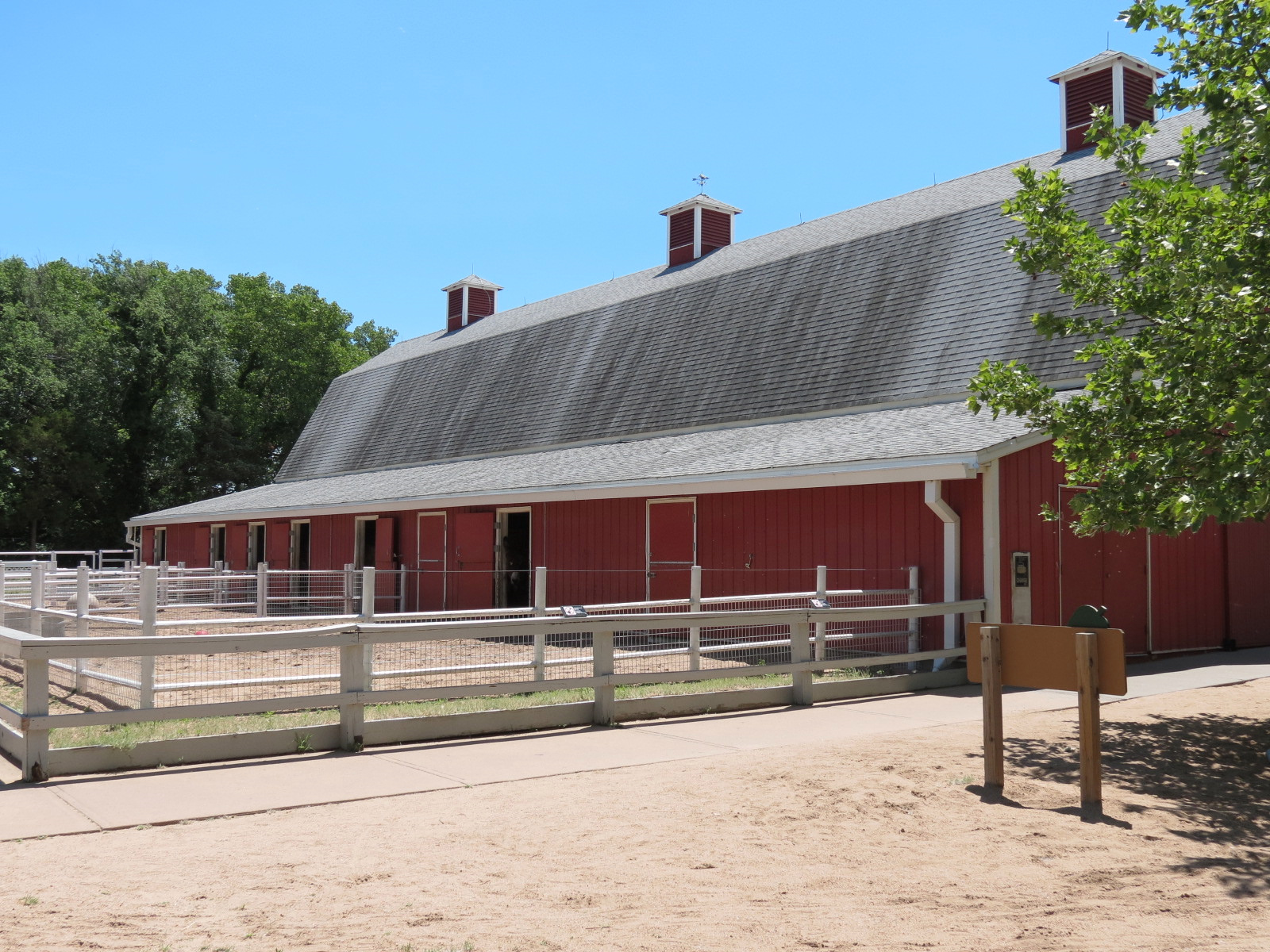 Children's Farms - American Farm - Barn