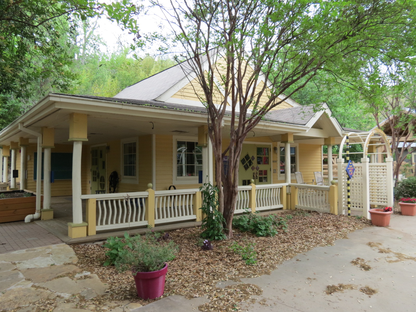 Childrens Zoo - Discovery House Exterior