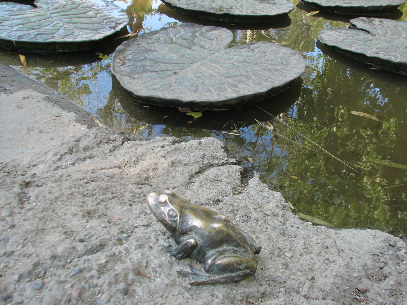 Childrens Zoo - Frog Sculpture