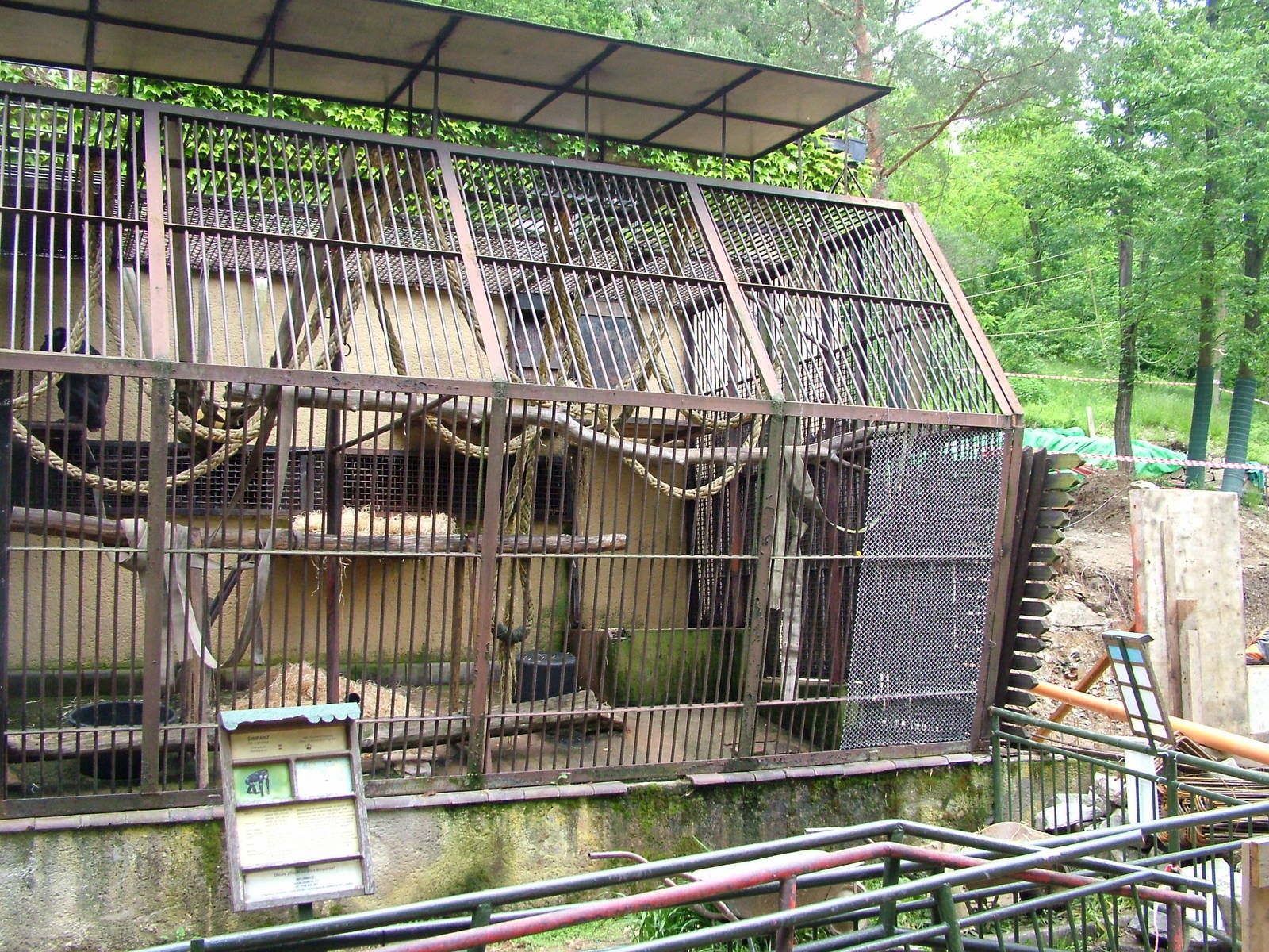 Chimp house renovation at Brno, 27/05/10