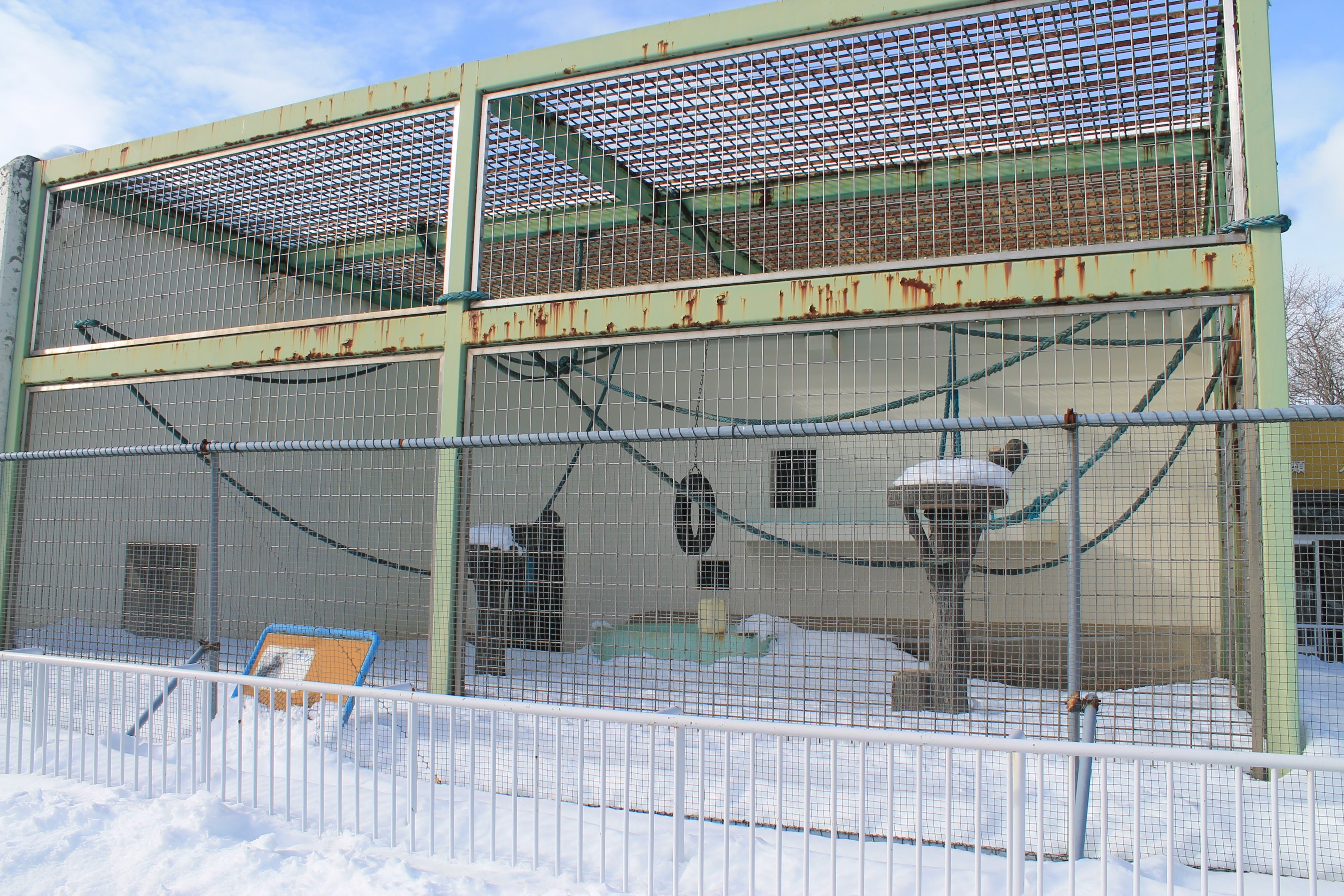 Chimpanzee cage, Kushiro Zoo