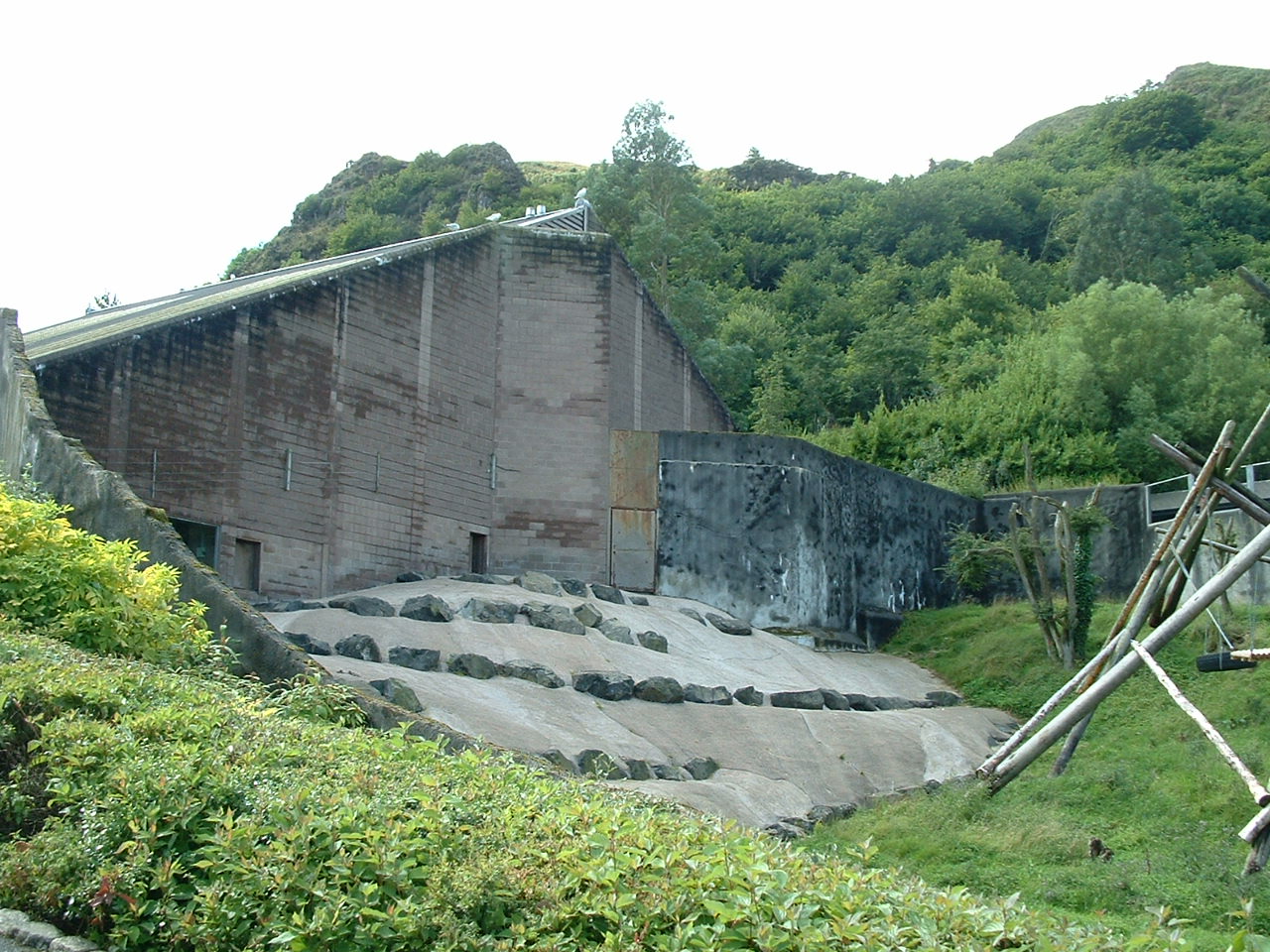 Chimpanzee House & Enclosure - Belfast 2006