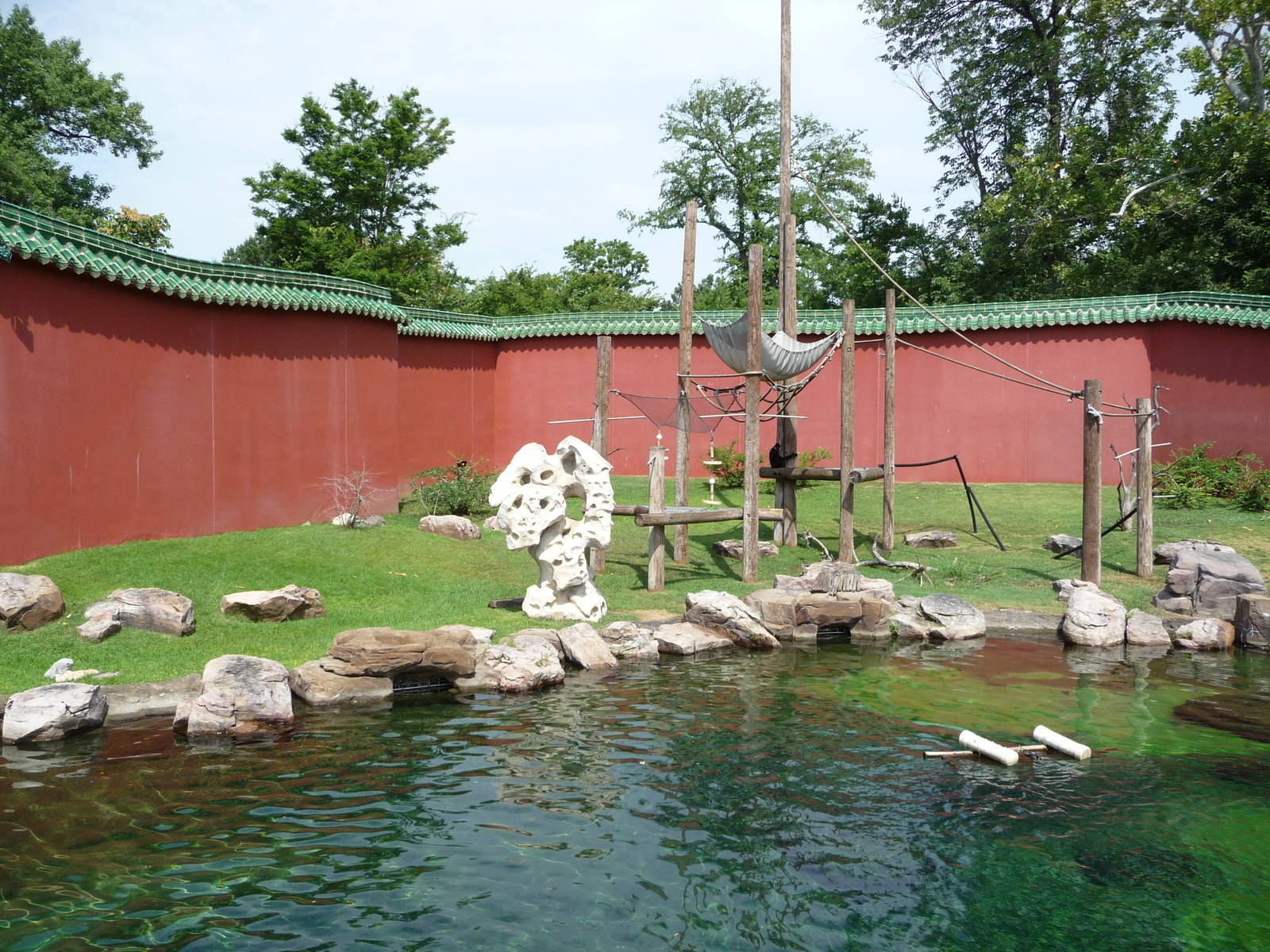CHINA - White-Cheeked Gibbon/Small-Clawed Otter Exhibit