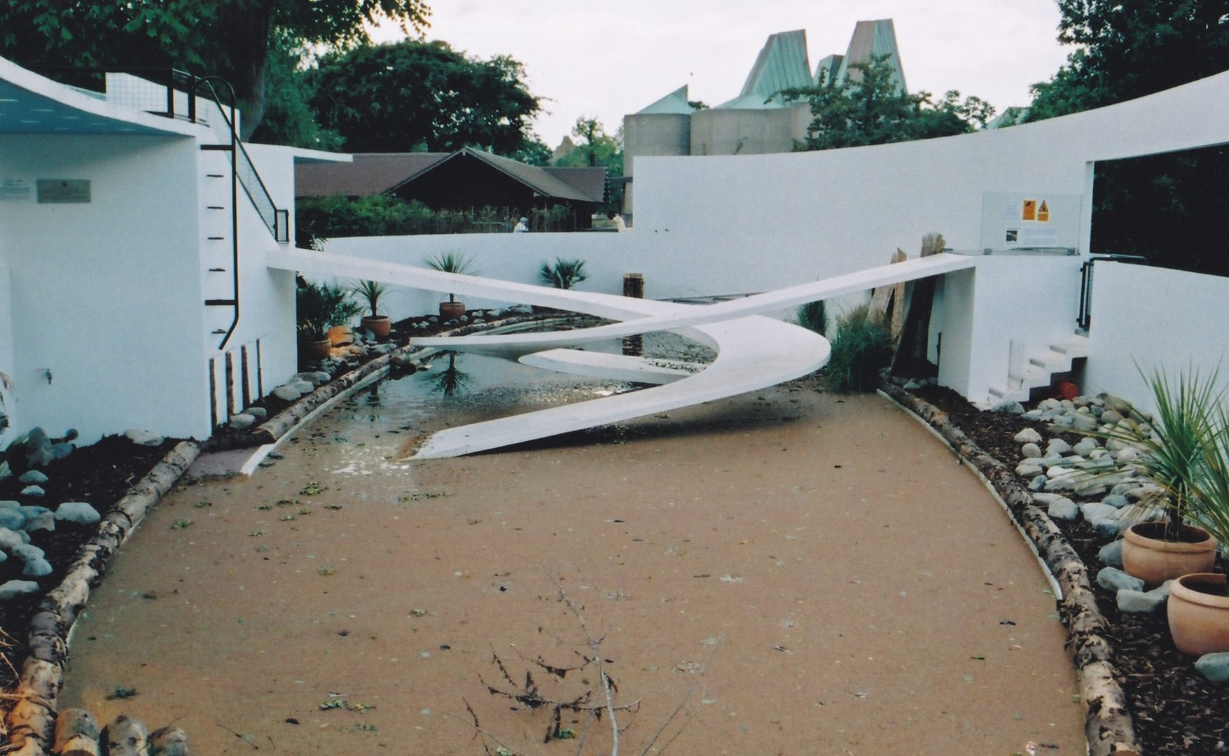 Chinese Alligator Enclosure (Lubetkin Penguin Pool)