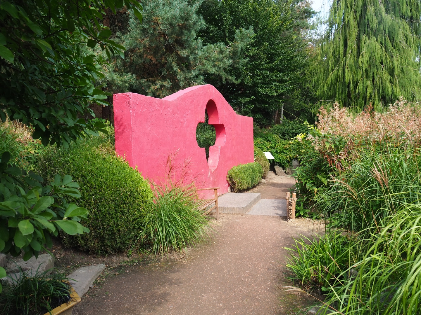 Chinese garden wint Dong-men wall (Aug 28th, 2018)