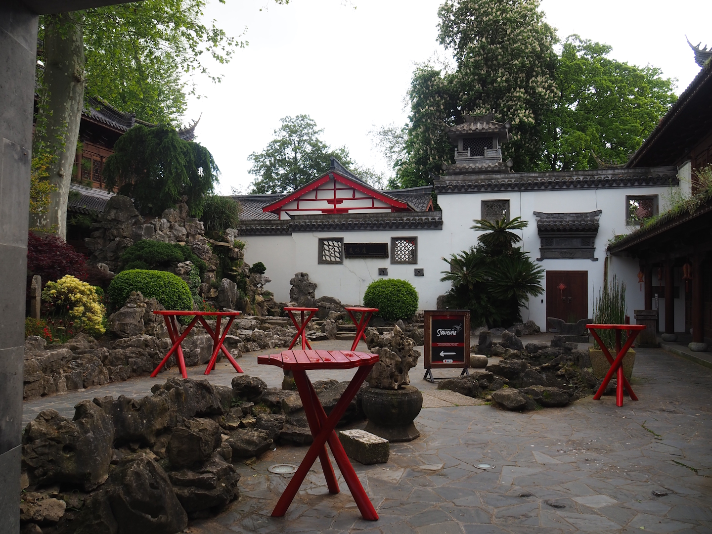 Chinese restaurant courtyard, 2023-05-16